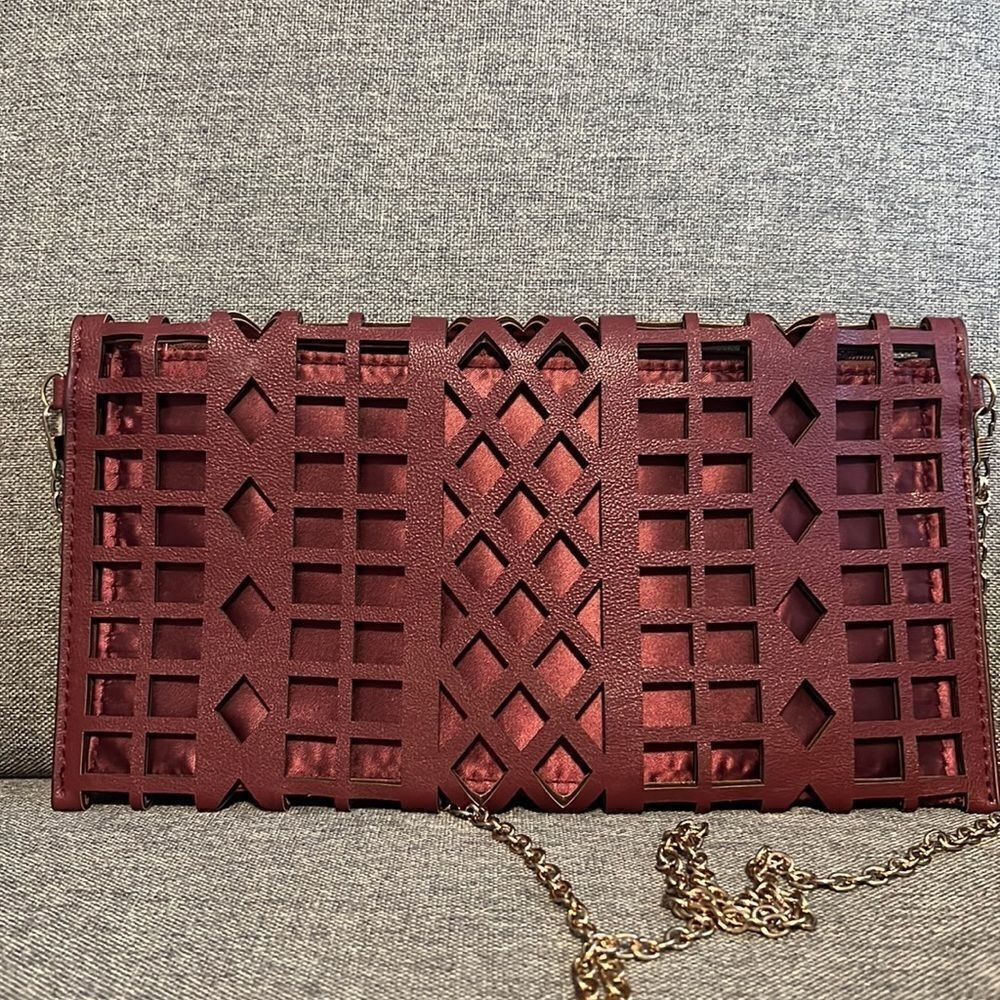 Maroon cut out geometric chain purse - Picture 2 of 3